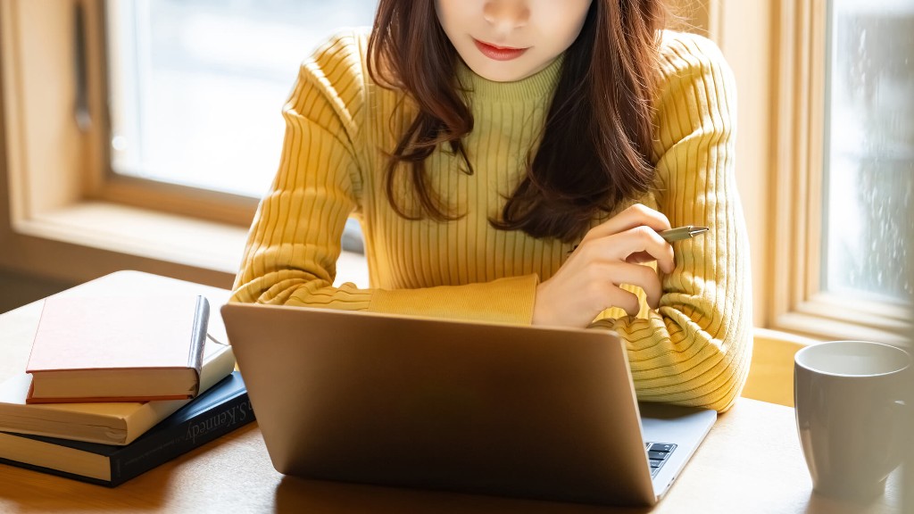 ペンを手に、画面を見ながら1級の学習を進める女性
