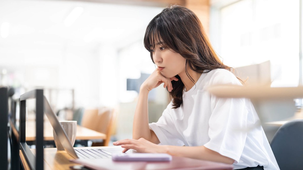 ノートパソコンの前で、1級の課題を考える女性