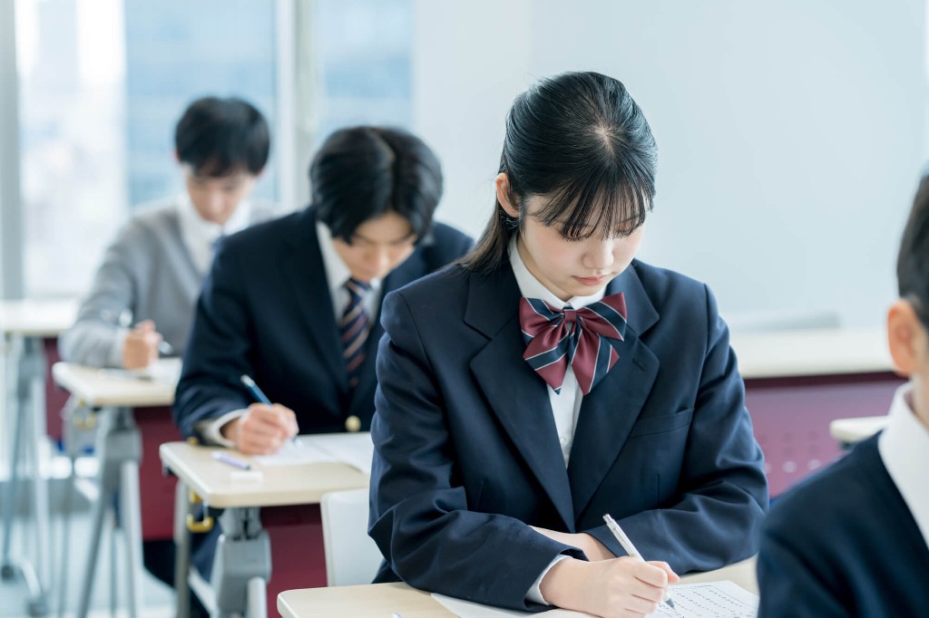 教室で英検の問題に取り組む高校生