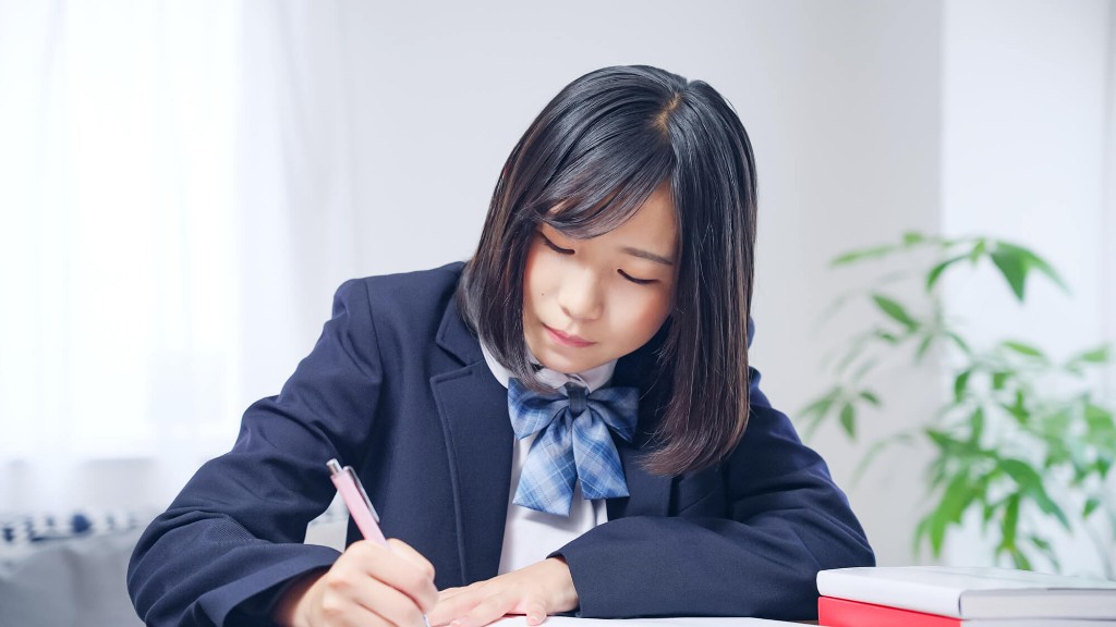 ペンで解答を書き進める高校生