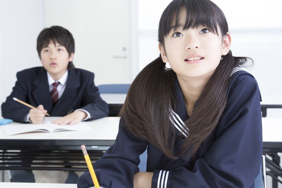 教室で授業を聞く制服の中学生