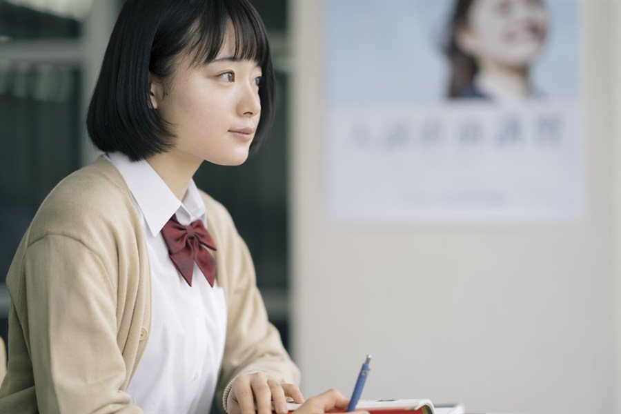 授業を聞く制服の生徒