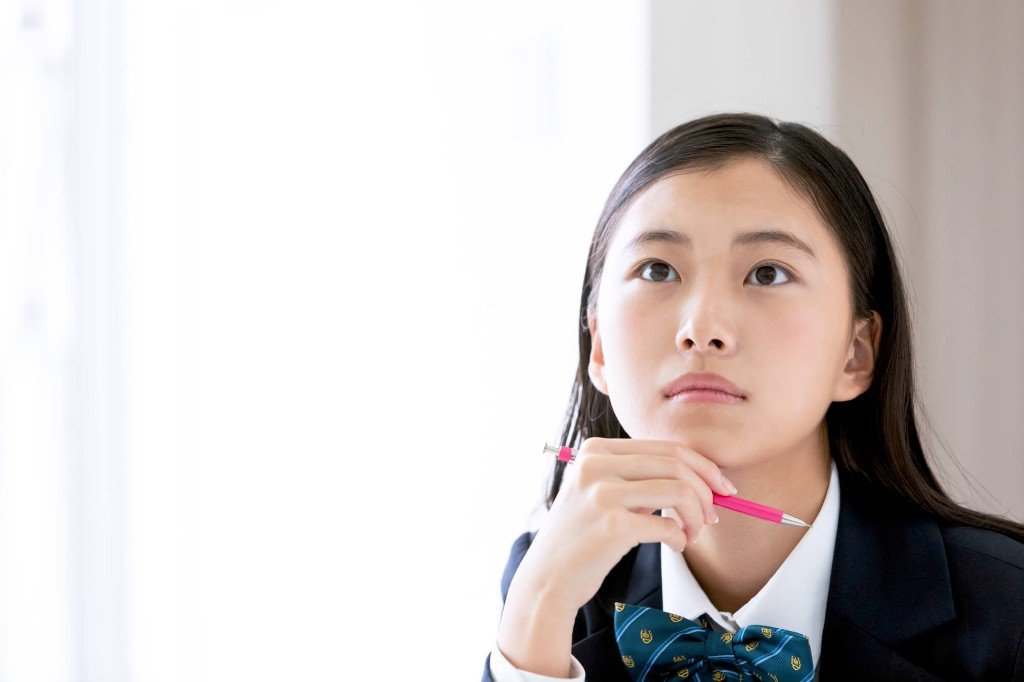 ペンを持って次の学習を考える学生
