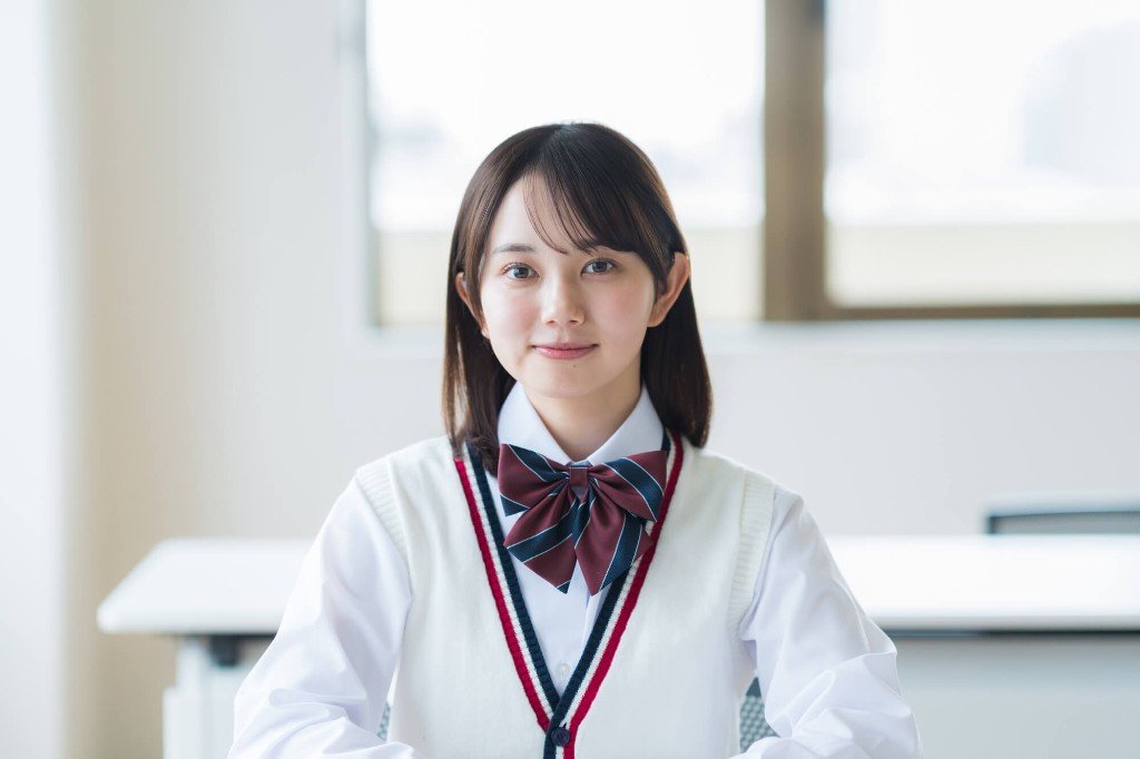 制服でこちらを見る学生