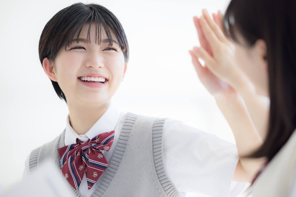 ハイタッチして喜ぶ学生
