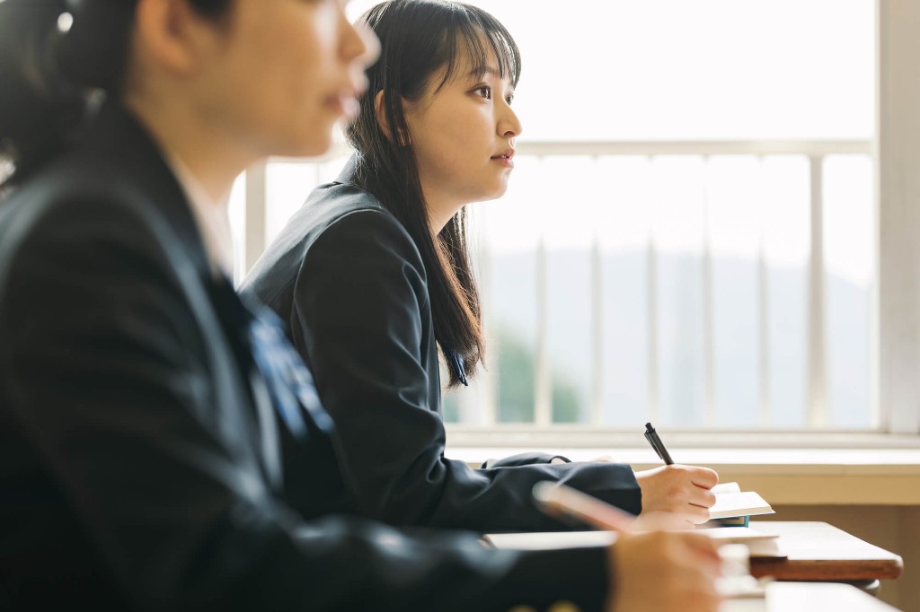 教室で英検対策の授業を受ける高校生