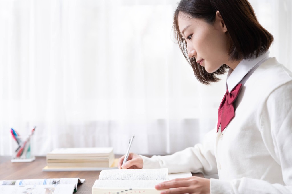 机で英検の勉強をする高校生