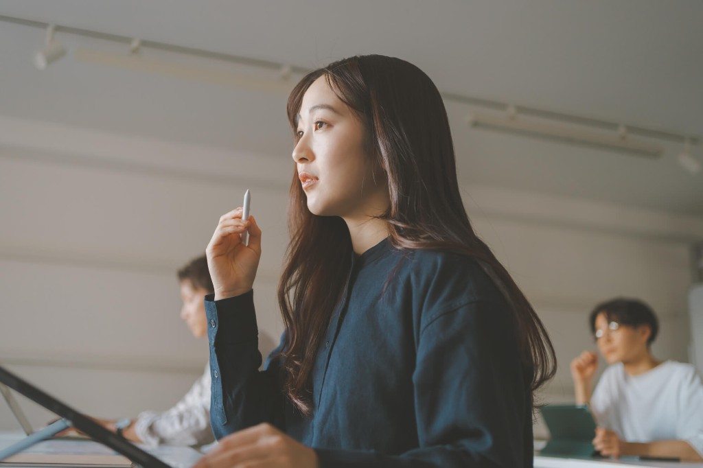 身近な社会の話題について発表する学生