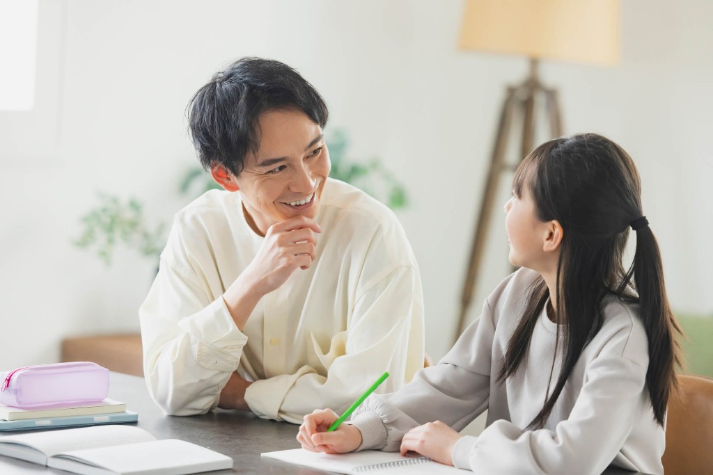 保護者とお子さんが一緒に勉強する様子