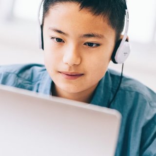 英検学習をする小中学生